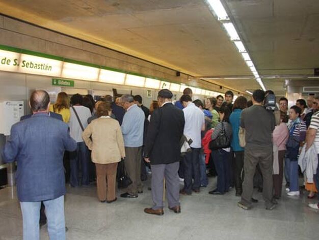 Las largas colas evidenciaban la espera y expetaci&oacute;n que ha provocado la inauguraci&oacute;n del Metro en Sevilla.

Foto: Victoria Hidalgo/ Bel&eacute;n Vargas