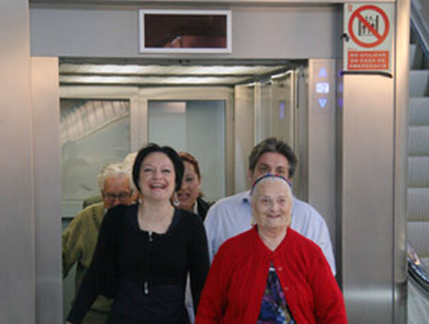 Una familia entera acude con ilusi&oacute;n al estreno del Metro de Sevilla.

Foto: Victoria Hidalgo/ Bel&eacute;n Vargas