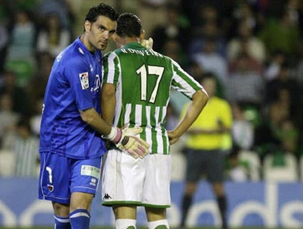 Juan Pablo trata de consolar al delantero b&eacute;tico Oliveira.

Foto: Antonio Pizarro