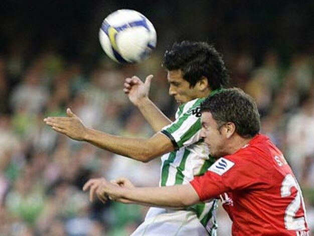 Mark Gonz&aacute;lez pelea un bal&oacute;n con un rival numantino.

Foto: Antonio Pizarro