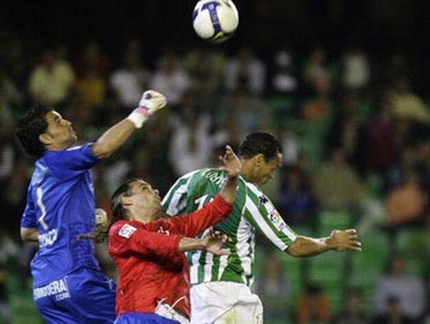 Oliveira lucha por un bal&oacute;n con Sergio y el portero Juan Pablo.

Foto: Antonio Pizarro