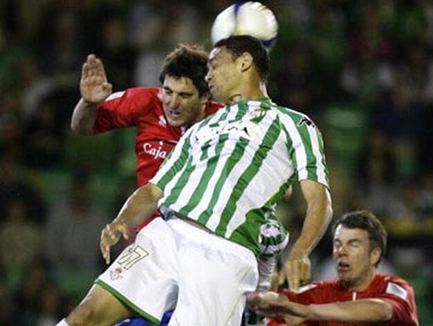 Oliveira pugna un bal&oacute;n con varios jugadores del Numancia.

Foto: Antonio Pizarro