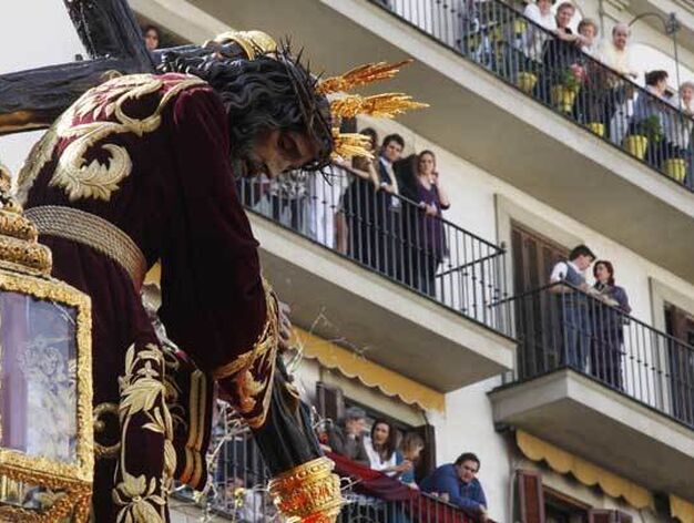 El Cristo de las Penas pasea por las calles de Sevilla.

Foto: Victoria Hidalgo