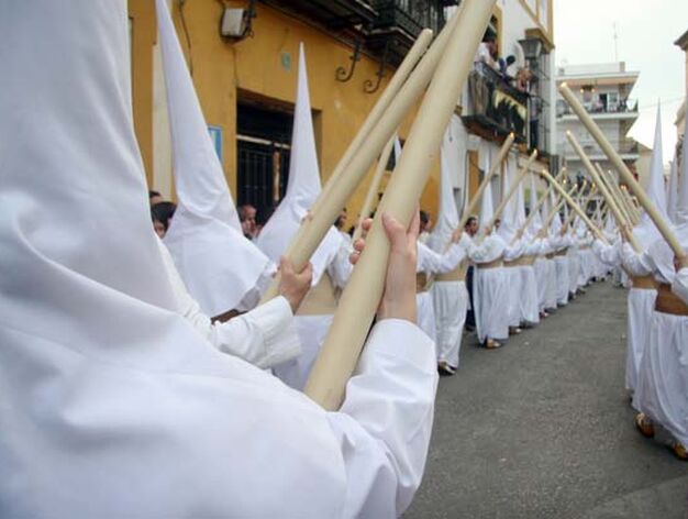 Nazarenos de la Amargura avanzando por la Plaza de San Juan de la Palma.

Foto: Bel&eacute;n Vargas