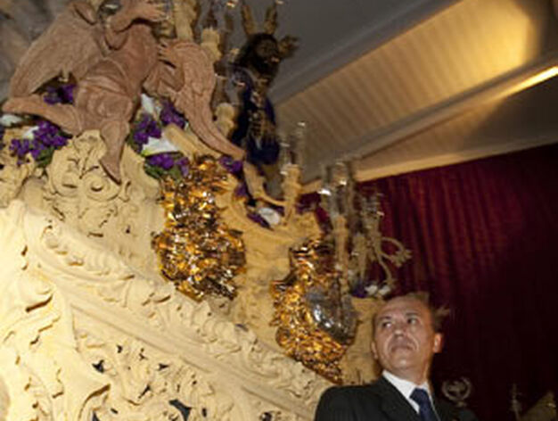 Jos&eacute; Mar&iacute;a del Nido, presidente del Sevilla, en su habitual visita a las cofrad&iacute;as cercanas al estadio de Nervi&oacute;n.

Foto: Jaime Mart&iacute;nez