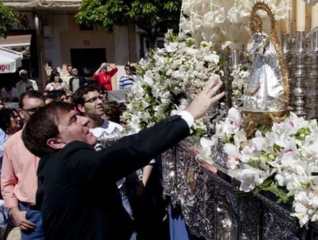 El capataz del Palio de la Virgen del Rosario ordena una levant&aacute; durante la estaci&oacute;n de penitencia.

Foto: Jaime Mart&iacute;nez