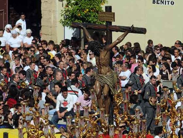 La banda de M&uacute;sica del Cristo de la Sangre acompa&ntilde;a al crucificado de la Hermandad de San Benito.

Foto: Juan Carlos V&aacute;zquez