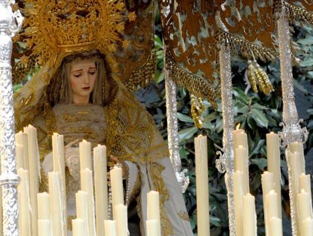 Jes&uacute;s Cautivo y Mar&iacute;a Sant&iacute;sima de la Encarnaci&oacute;n, por el centro de Granada.

Foto: Jesus Ochando