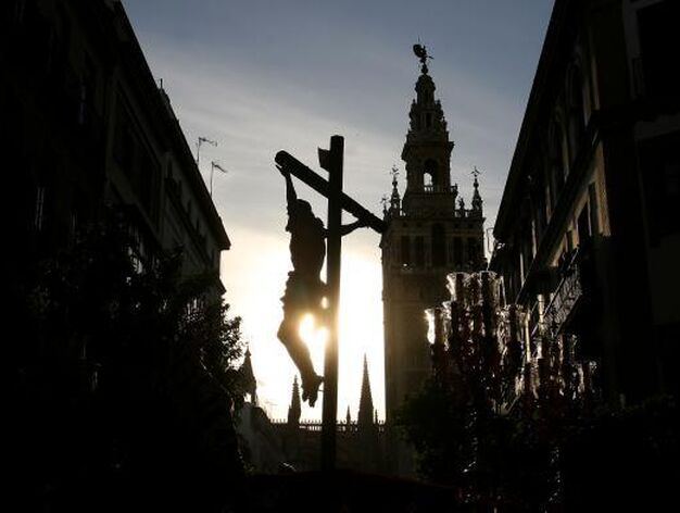Atardece en Sevilla con el Cristo de Santa Cruz.

Foto: Jos&eacute; &Aacute;ngel Garc&iacute;a