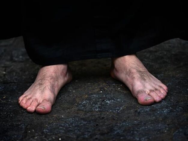 Pies descalzos de un nazareno.

Foto: Juan Carlos Mu?