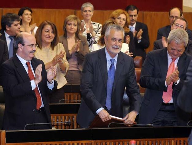 Jos&eacute; Antonio Gri&ntilde;&aacute;n recibe los aplausos de los parlamentarios.

Foto: Juan Carlos V&aacute;zquez