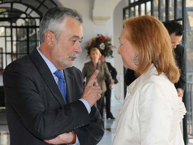 Jos&eacute; Antonio Gri&ntilde;&aacute;n conversa con la presidenta del Parlamento, Fuensanta Coves.

Foto: Juan Carlos V&aacute;zquez