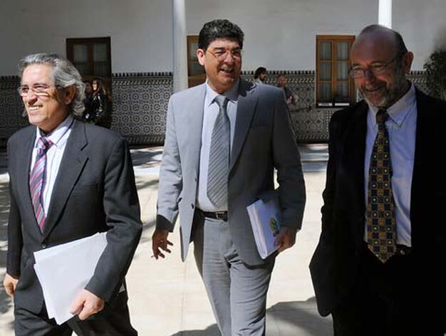 El portavoz de IU, Diego Valderas, en el centro.

Foto: Juan Carlos V&aacute;zquez