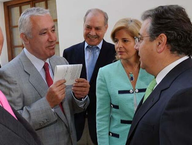Javier Arenas, presidente del PP andaluz, bromea con Juan Ignacio Zoido ante Esperanza O&ntilde;a.

Foto: Juan Carlos V&aacute;zquez