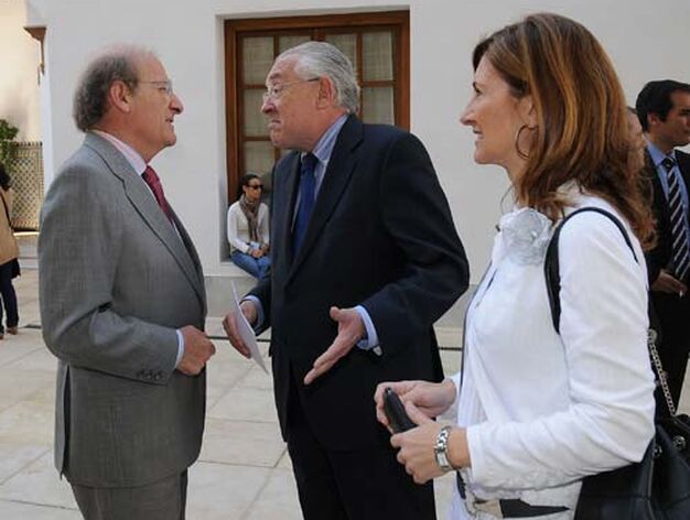 El alcalde de Huelva, Pedro Rodr&iacute;guez, conversa con los parlamentarios del PP Jaime Raynaud y Alicia Mart&iacute;nez.

Foto: Juan Carlos V&aacute;zquez