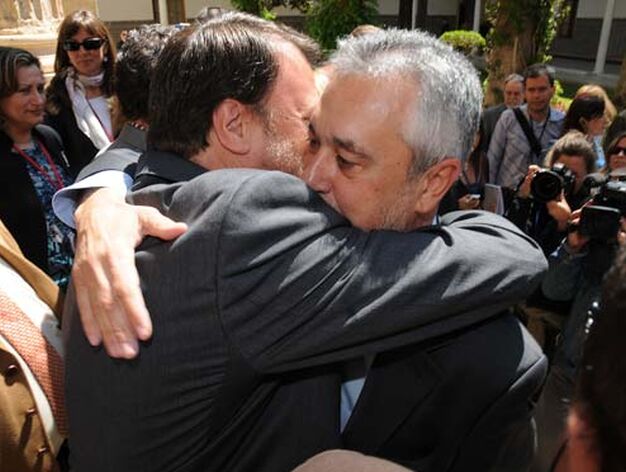 El alcalde de Sevilla se abraza con Jos&eacute; Antonio Gri&ntilde;&aacute;n tras la primera sesi&oacute;n del debate de investidura.

Foto: Juan Carlos V&aacute;zquez