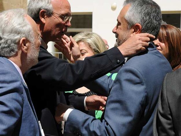 Jos&eacute; Antonio Gri&ntilde;&aacute;n, felicitado tras su investidura como presidente de la Junta.

Foto: Juan Carlos V&aacute;zquez