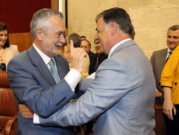 Jos&eacute; Antonio Viera, secretario general de los socialistas sevillanos, felicita a Gri&ntilde;&aacute;n.

Foto: Juan Carlos V&aacute;zquez