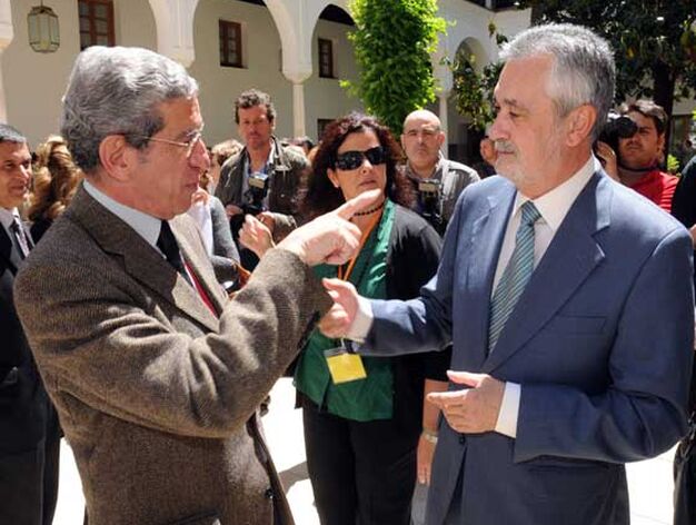 Gri&ntilde;&aacute;n saluda a Braulio Medel, presidente de Unicaja.

Foto: Juan Carlos V&aacute;zquez