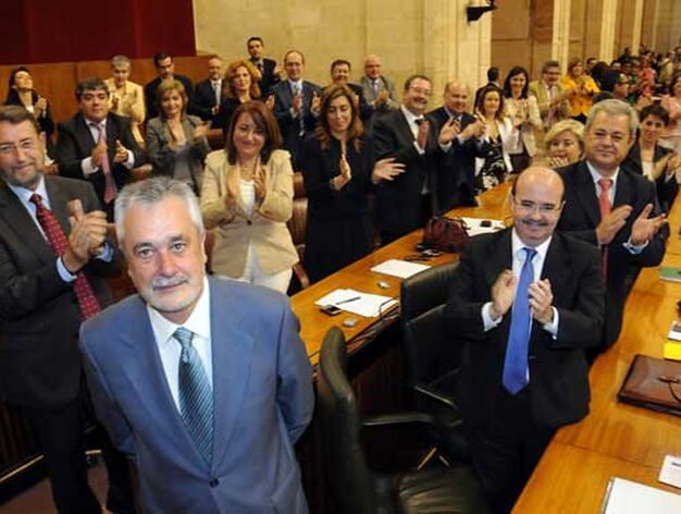 El grupo socialista aplaude a Gri&ntilde;&aacute;n tras la votaci&oacute;n que le convierte en presidente de la Junta de Andaluc&iacute;a.

Foto: Juan Carlos V&aacute;zquez