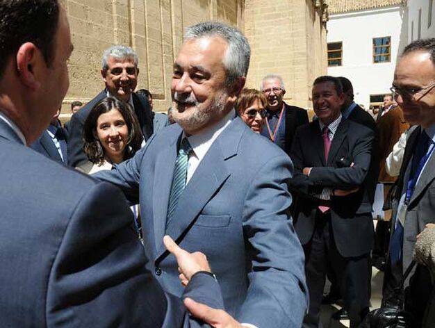Gri&ntilde;&aacute;n es felicitado tras su nombramiento como presidente de la Junta.

Foto: Juan Carlos V&aacute;zquez