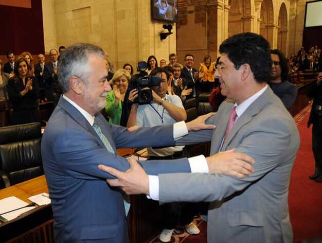 Diego Valderas, portavoz de IU en el Parlamento andaluz, felicita a Jos&eacute; Antonio Gri&ntilde;&aacute;n.

Foto: Juan Carlos V&aacute;zquez