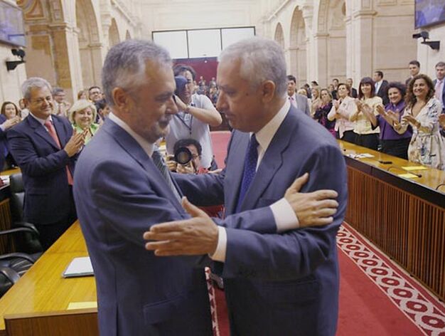 Diego Valderas, portavoz del PP en el Parlamento andaluz, felicita a Jos&eacute; Antonio Gri&ntilde;&aacute;n.

Foto: Juan Carlos V&aacute;zquez