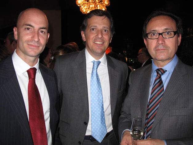 &Aacute;lvaro Guill&eacute;n, vicepresidente de Landaluz; Francisco Herrero (Lamaignere)y Arturo Montalvo, director regional de Carrefour.

Foto: Victoria Ram&iacute;rez