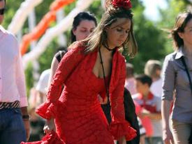 Una guapa flamenca se sube el vestido para cruzar por las calles del real.

Foto: Antonio Pizarro, Juan Carlos V&aacute;zquez, Juan Carlos Mu&ntilde;oz,  Bel&eacute;n Vargas