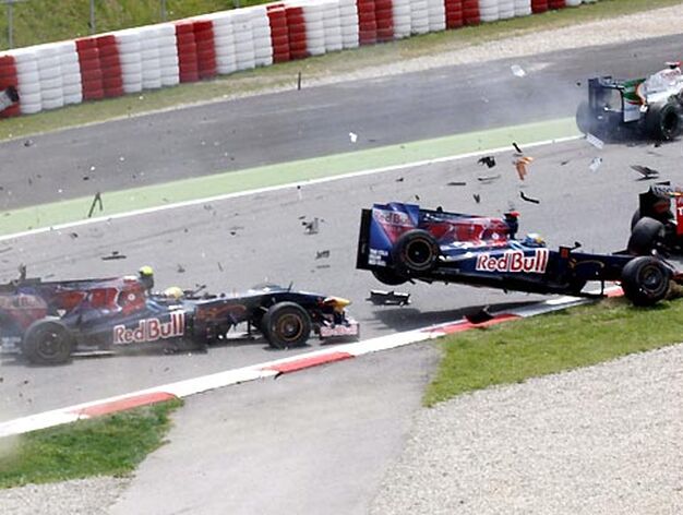 Sebastian Bourdais (Toro Rosso) sale volando despu&eacute;s de que choque contra &eacute;l su compa&ntilde;ero Sebastien Buemi. Adrian Sutil (Force India) y Nelson Piquet (Renault) se salvan del accidente.

Foto: Reuters / AFP Photo / EFE