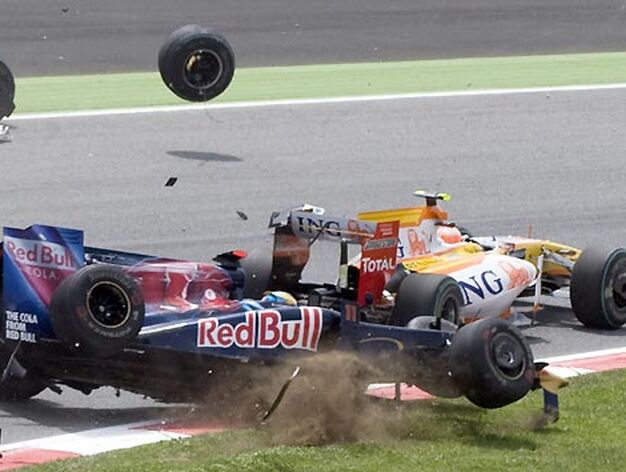 Sebastian Bourdais (Toro Rosso) sale volando despu&eacute;s de que choque contra &eacute;l su compa&ntilde;ero Sebastien Buemi. Adrian Sutil (Force India) y Nelson Piquet (Renault) se salvan del accidente.

Foto: Reuters / AFP Photo / EFE
