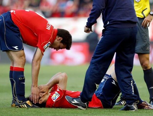 Azpilicueta trata de consolar a Juanfran que se tuvo que retirar lesionado.

Foto: F&eacute;lix Ord&oacute;&ntilde;ez