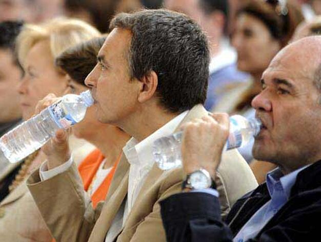 Zapatero y Chaves bebiendo agua al un&iacute;sono.

Foto: EFE