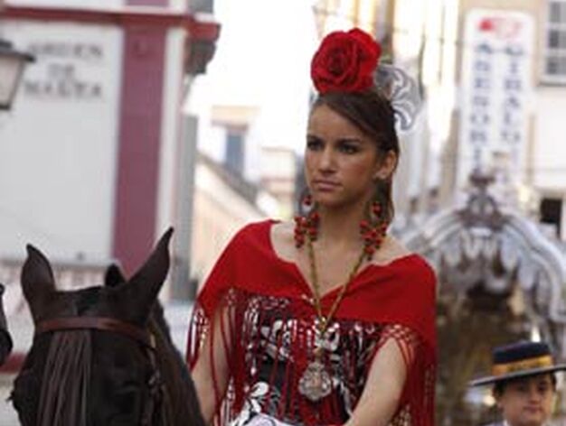 Una peregrina a caballo, ya con el Simpecado por las calles sevillanas.

Foto: Victoria Hidalgo