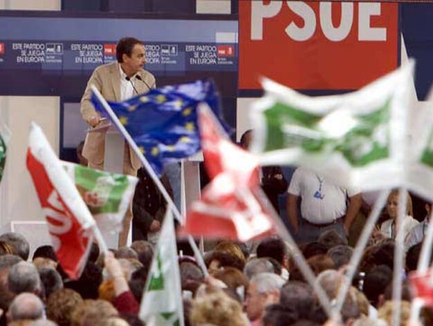El presidente del Gobierno se deja ver entre la ultitud de banderas del partido y de Europa.

Foto: EFE