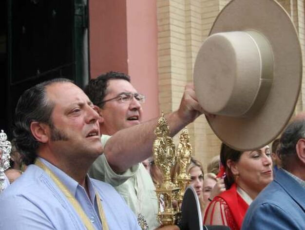 Un romero grita los 'vivas' a la hermandad.

Foto: Bel&eacute;n Vargas, Manuel G&oacute;mez