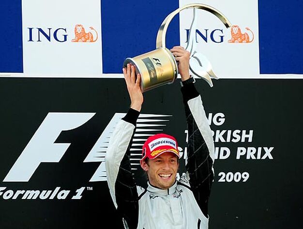 Button, con el trofeo del Gran Premio de Turqu&iacute;a.

Foto: AFP Photo / Reuters / EFE