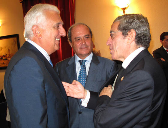 Medel conversa con Santiago Herrero, presidente de CEA; y Antonio Ponce, presidente del Consejo Andaluz de C&aacute;maras de Comercio.

Foto: VICTORIA RAM&Iacute;REZ