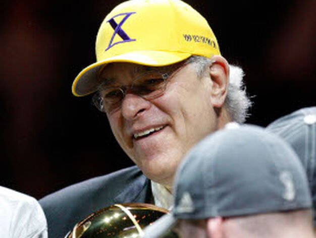 El entrenador de los Lakers, Phil Jackson, con una gorra en la que se puede leer un "diez" en n&uacute;meros romanos, la cifra de campeonatos de la NBA que ha ganado como t&eacute;cnico.