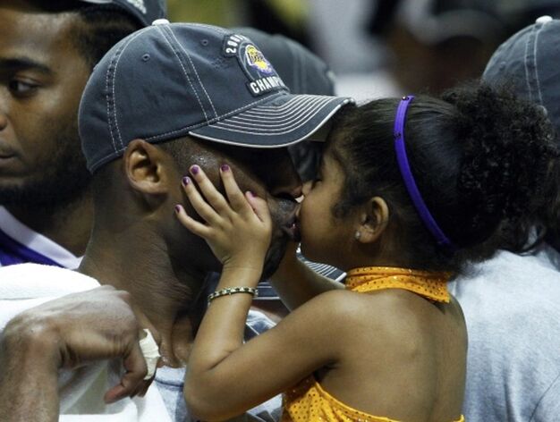 Kobe Bryant besa a una de sus hijas.