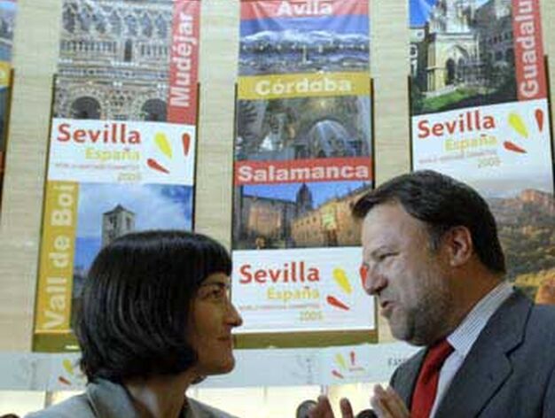 La ministra de Cultura, &Aacute;ngeles Gonz&aacute;lez-Sinde, atiende al alcalde de Sevilla, Alfredo S&aacute;nchez-Monteseir&iacute;n.

Foto: Manuel G&oacute;mez
