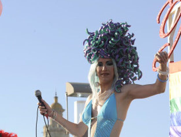 Una drag queen canta para animar la marcha.
