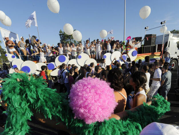 Una de las 15 carrozas que han recorrido las calles de Sevilla para celebrar el D&iacute;a del Orgullo Gay.