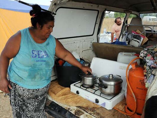 Una se&ntilde;ora muestra una cocina dentro de un veh&iacute;culo.

Foto: Juan Carlos  V&aacute;zquez/Juan Carlos Mu&ntilde;oz