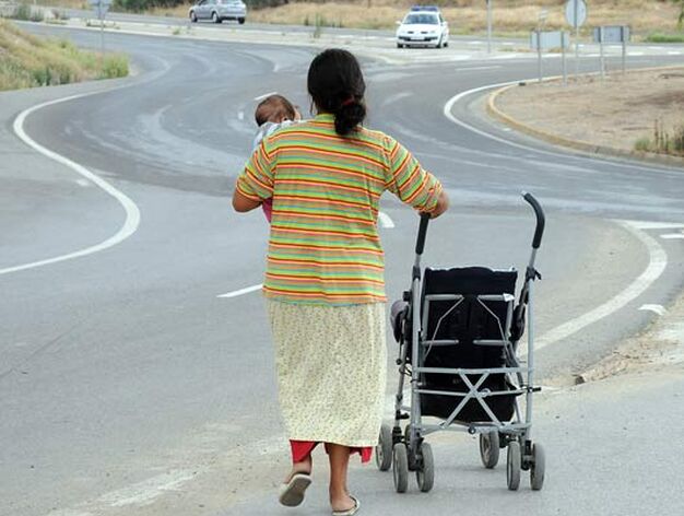 Una mujer abandona el poblado con su hijo en brazos.

Foto: Juan carlos V&aacute;zquez