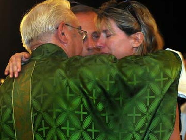 Los padres de Marta reciben el abrazo del reverendo.

Foto: Juan Carlos V&aacute;zquez, EFE