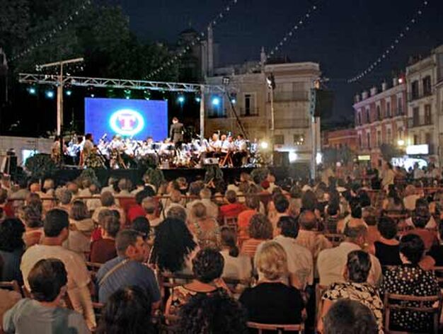 Cientos de personas se agolparon en la plaza del Altozano para disfrutar del concierto de la Banda Sinf&oacute;nica Municipal de Sevilla

Foto: Bel&eacute;n Vargas