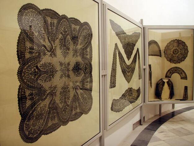 Diversos encajes negros son expuestos en las vitrinas del Museo de Artes y Costumbres populares

Foto: Bel?Vargas