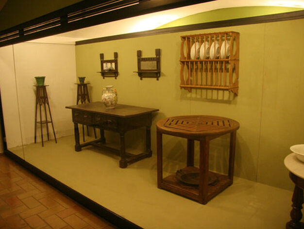 Mobiliario del siglo XIX compuesto, entre otros detalles, por un par de mesas y un platero de madera

Foto: Bel?Vargas