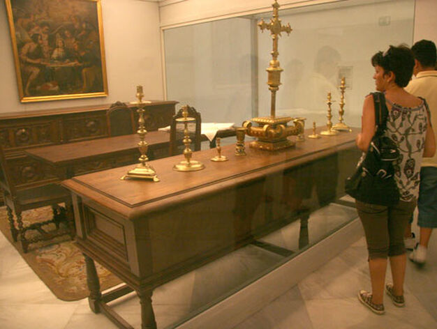 Varias personas observan el mobiliario antiguo expuesto en el Museo de Artes y Costumbres

Foto: Bel?Vargas